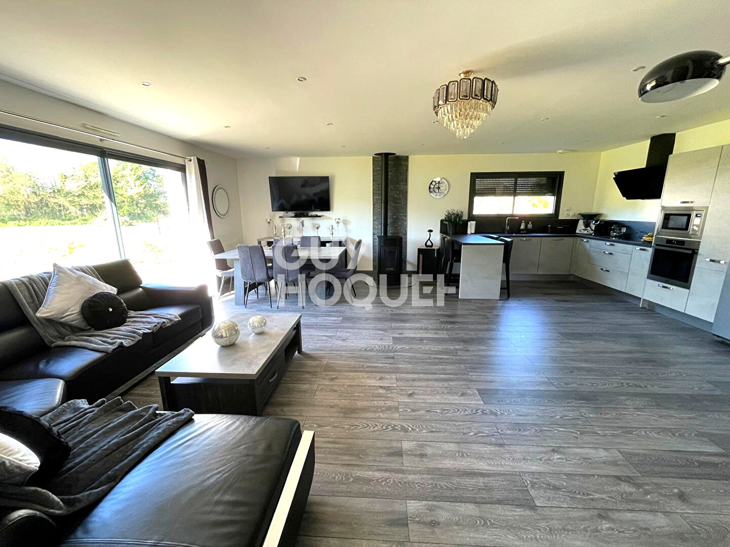 6km de BERNAY, dans un petit hameau, au calme et proche de grandes axes.