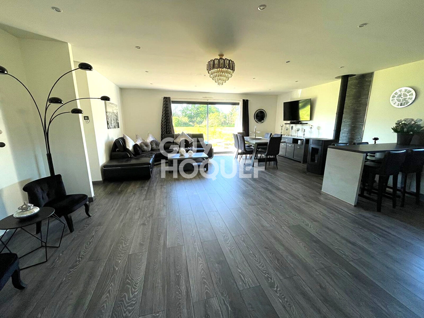 6km de BERNAY, dans un petit hameau, au calme et proche de grandes axes.