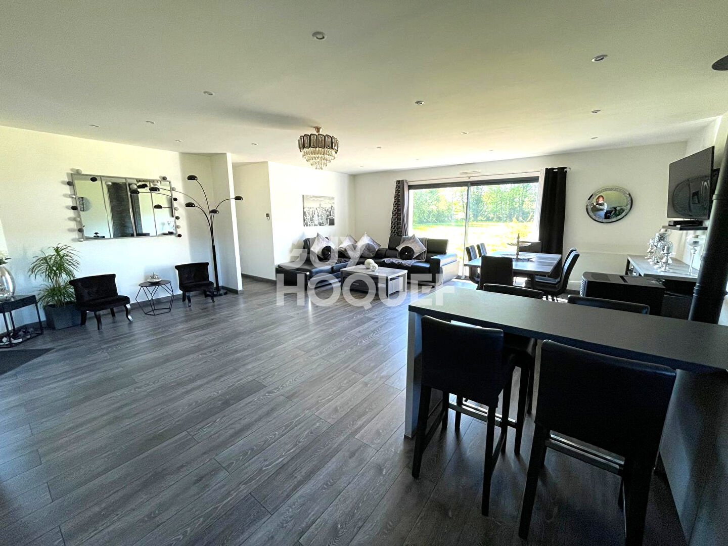 6km de BERNAY, dans un petit hameau, au calme et proche de grandes axes.