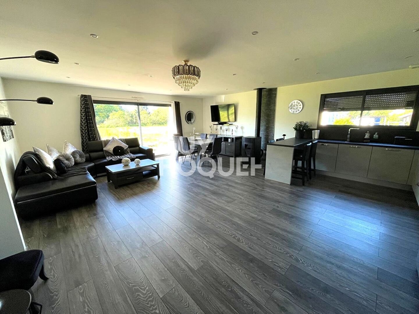 6km de BERNAY, dans un petit hameau, au calme et proche de grandes axes.