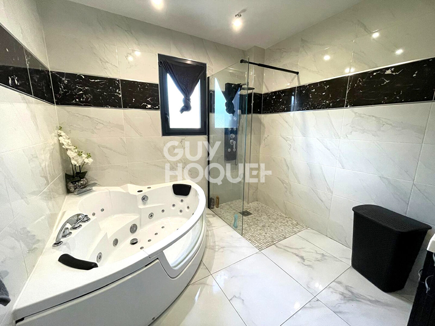 6km de BERNAY, dans un petit hameau, au calme et proche de grandes axes.