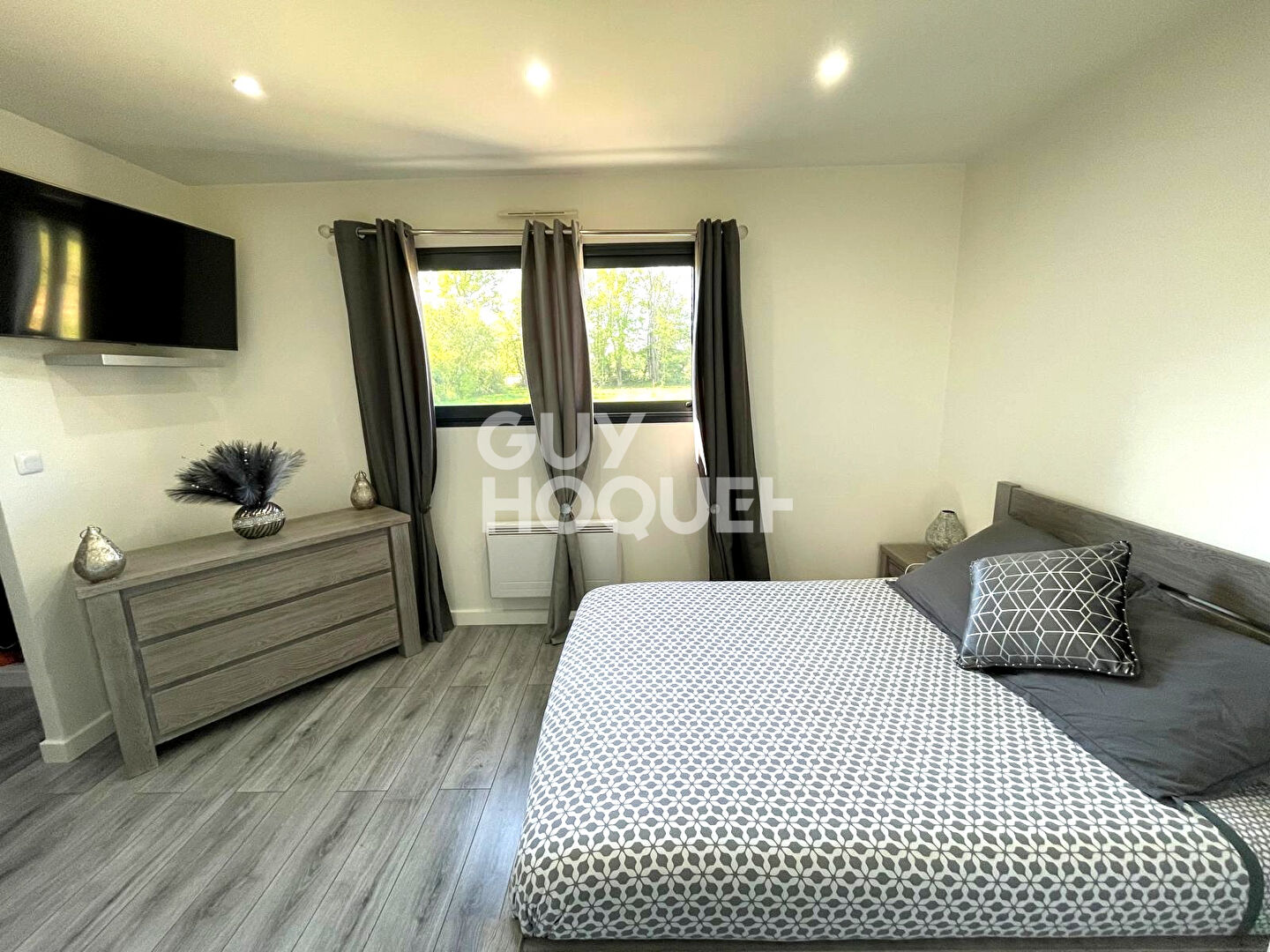 6km de BERNAY, dans un petit hameau, au calme et proche de grandes axes.