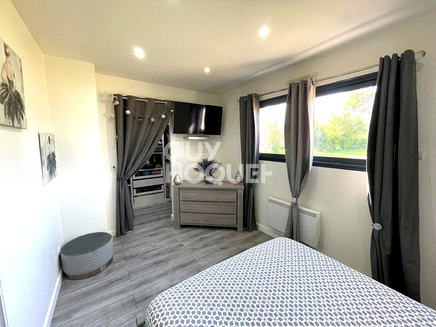 6km de BERNAY, dans un petit hameau, au calme et proche de grandes axes.