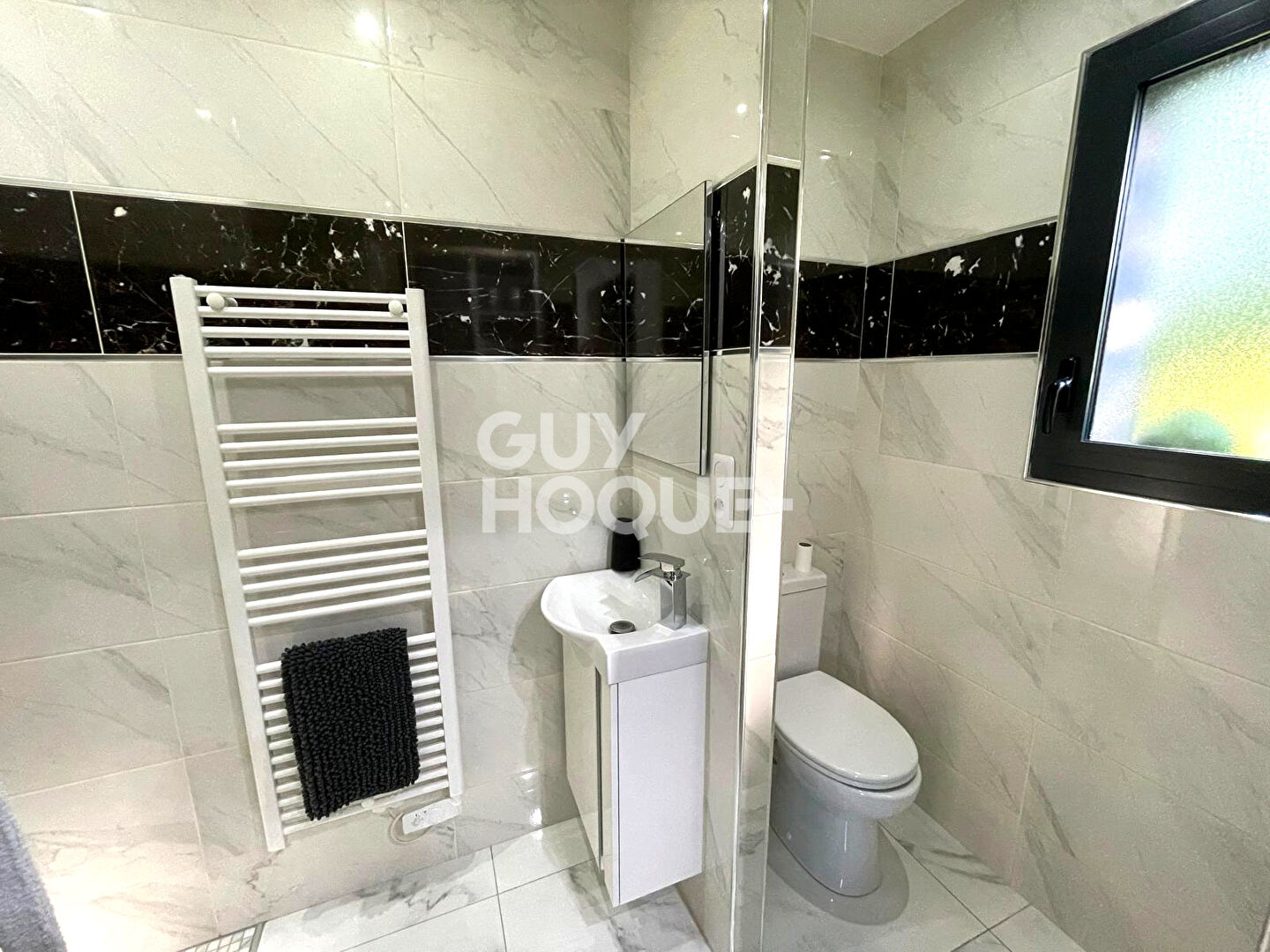 6km de BERNAY, dans un petit hameau, au calme et proche de grandes axes.