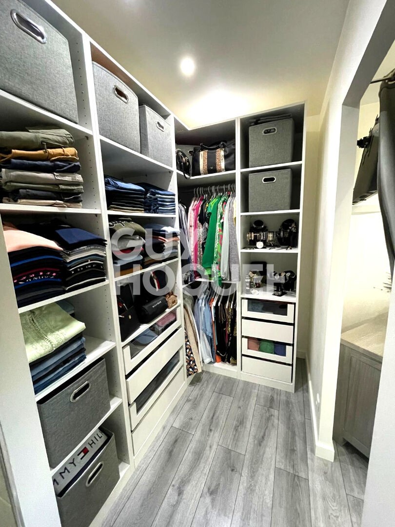 6km de BERNAY, dans un petit hameau, au calme et proche de grandes axes.