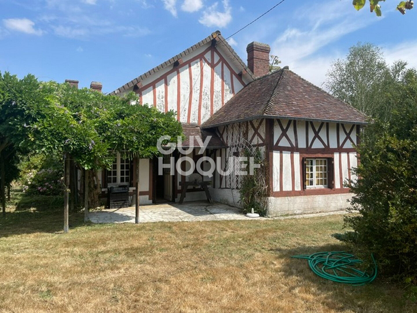 10 Km de Bernay, Mesnil en Ouche, dans un petit hameau.