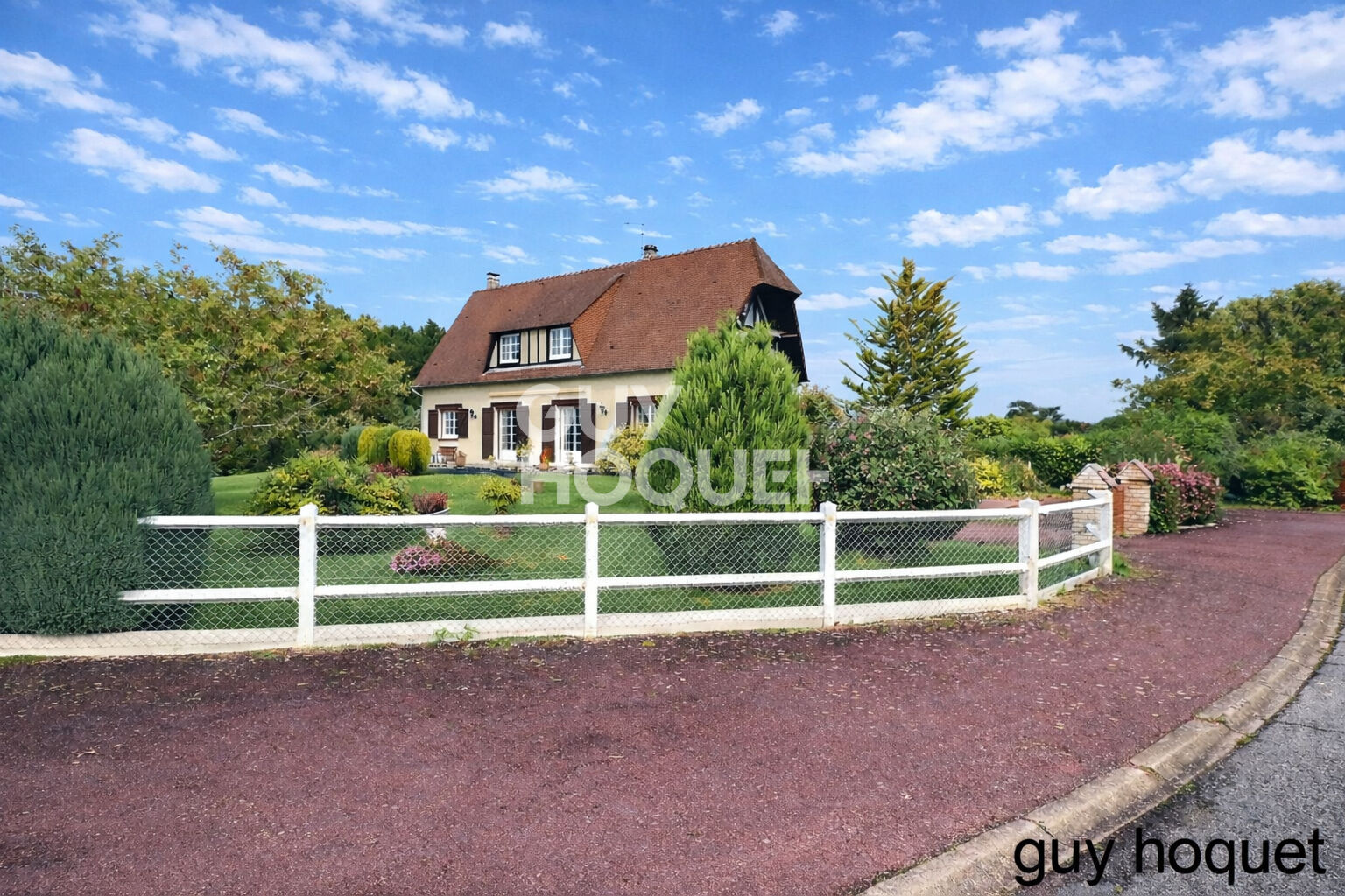 Bernay, écoles, collèges, bus et toutes activités à pied.