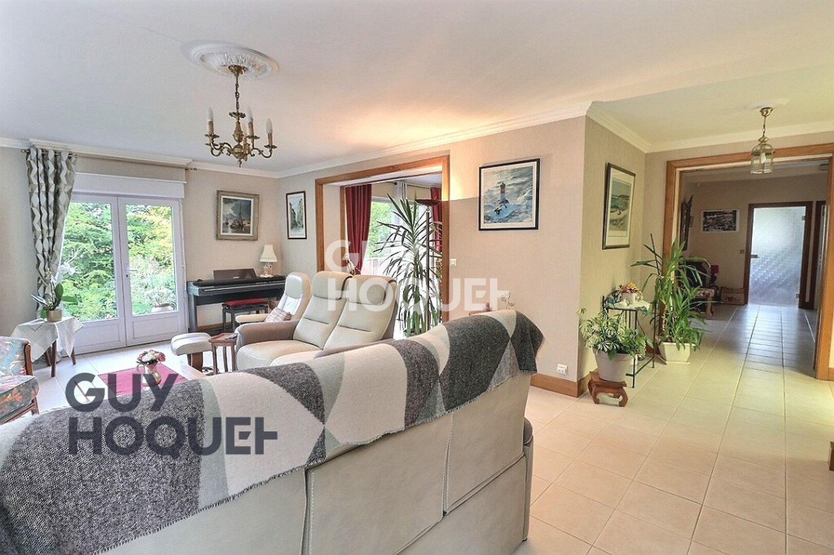 Propriété contemporaine à 2 km du centre ville de Bernay, Gare SNCF 1h30 Paris St Lazare, secteur apprécié.