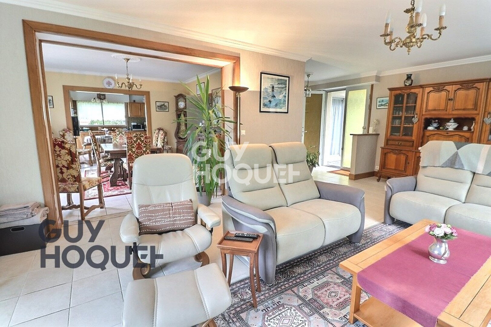 Propriété contemporaine à 2 km du centre ville de Bernay, Gare SNCF 1h30 Paris St Lazare, secteur apprécié.