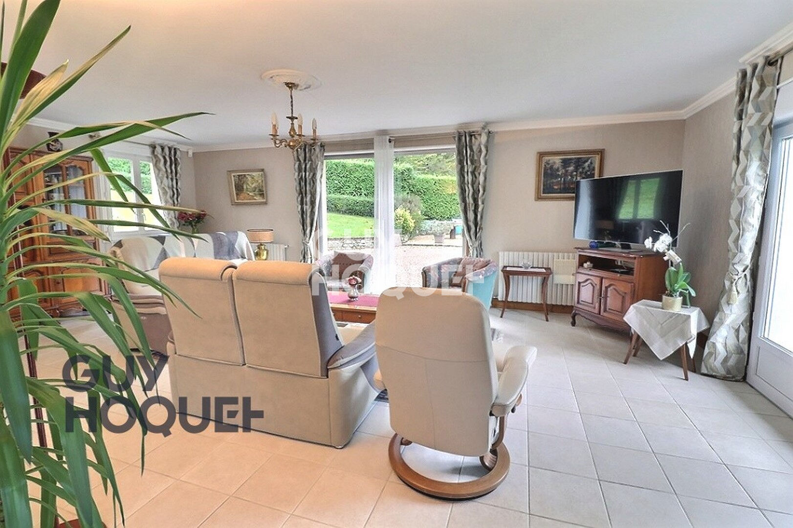 Propriété contemporaine à 2 km du centre ville de Bernay, Gare SNCF 1h30 Paris St Lazare, secteur apprécié.