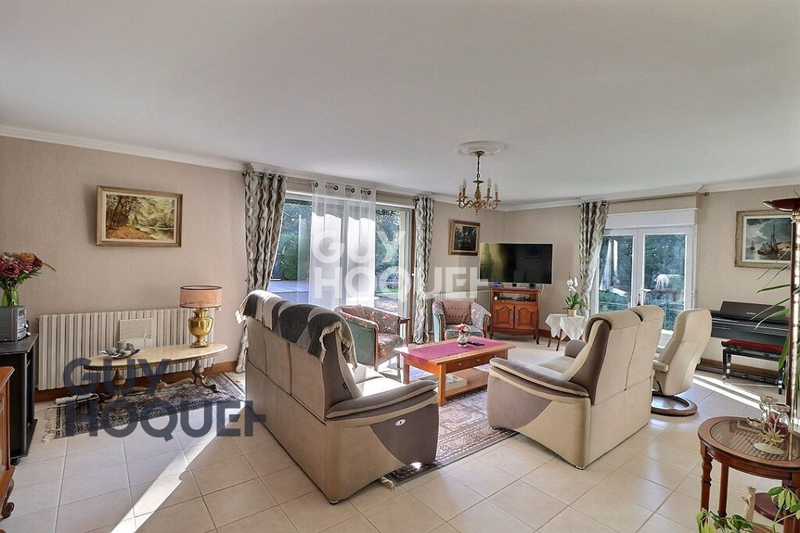 Propriété contemporaine à 2 km du centre ville de Bernay, Gare SNCF 1h30 Paris St Lazare, secteur apprécié.