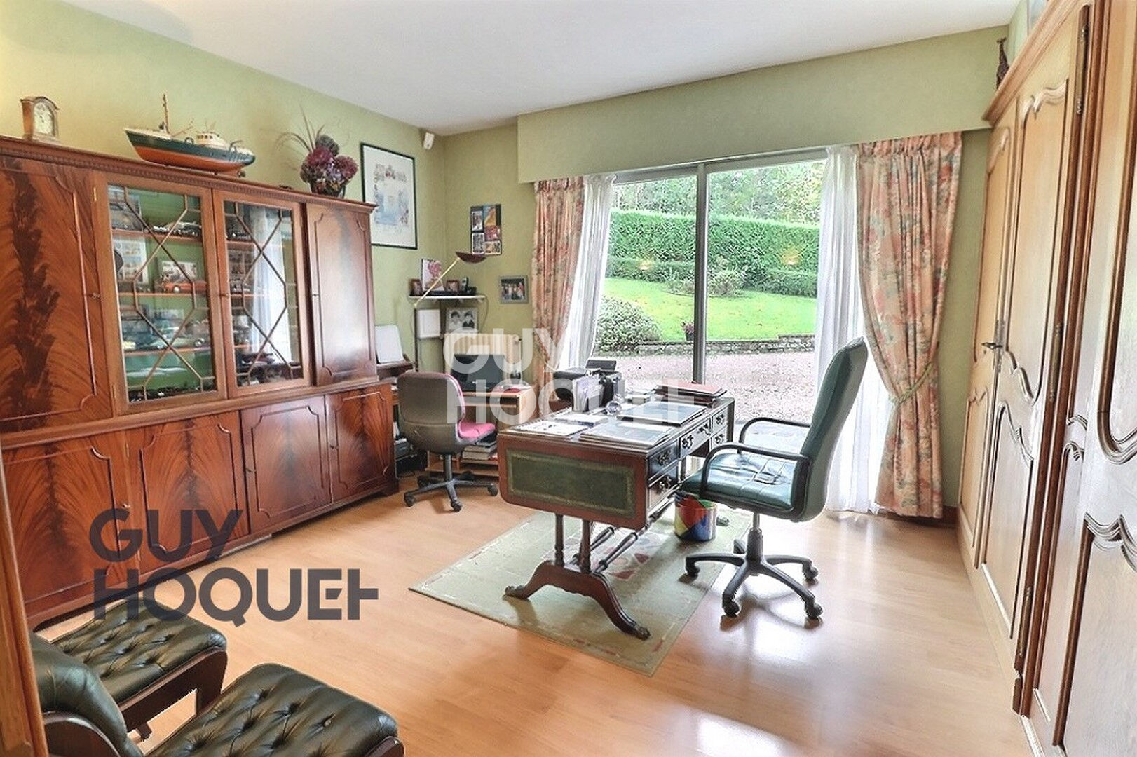 Propriété contemporaine à 2 km du centre ville de Bernay, Gare SNCF 1h30 Paris St Lazare, secteur apprécié.