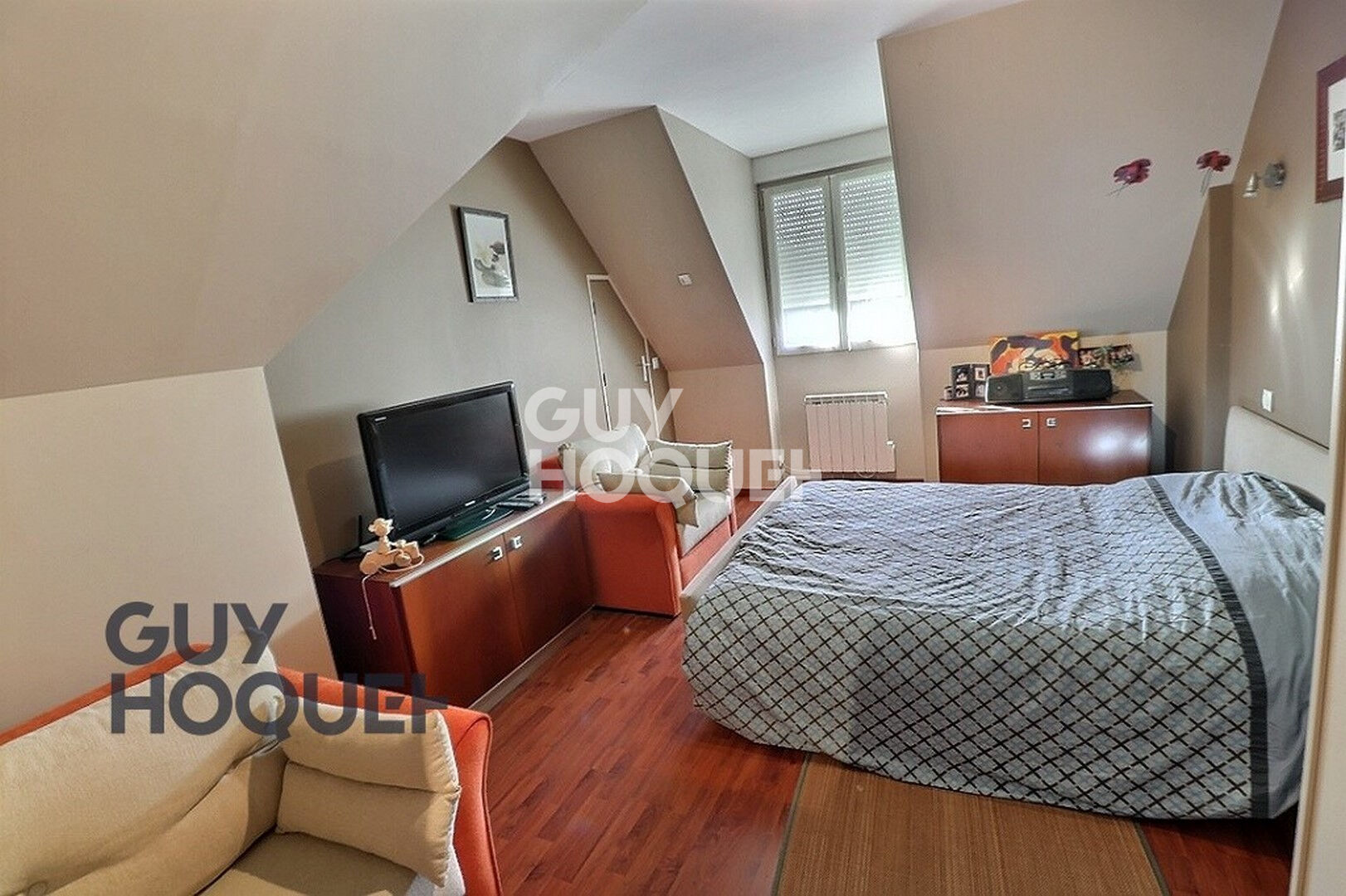 Propriété contemporaine à 2 km du centre ville de Bernay, Gare SNCF 1h30 Paris St Lazare, secteur apprécié.