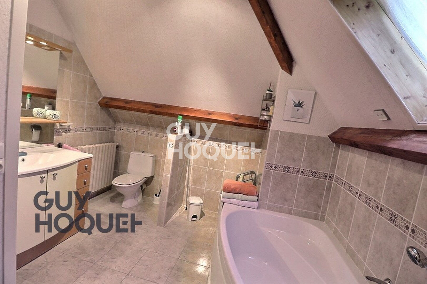 Propriété contemporaine à 2 km du centre ville de Bernay, Gare SNCF 1h30 Paris St Lazare, secteur apprécié.