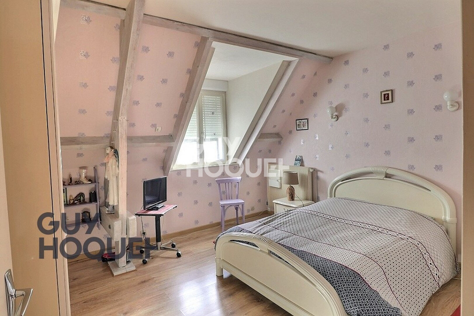 Propriété contemporaine à 2 km du centre ville de Bernay, Gare SNCF 1h30 Paris St Lazare, secteur apprécié.