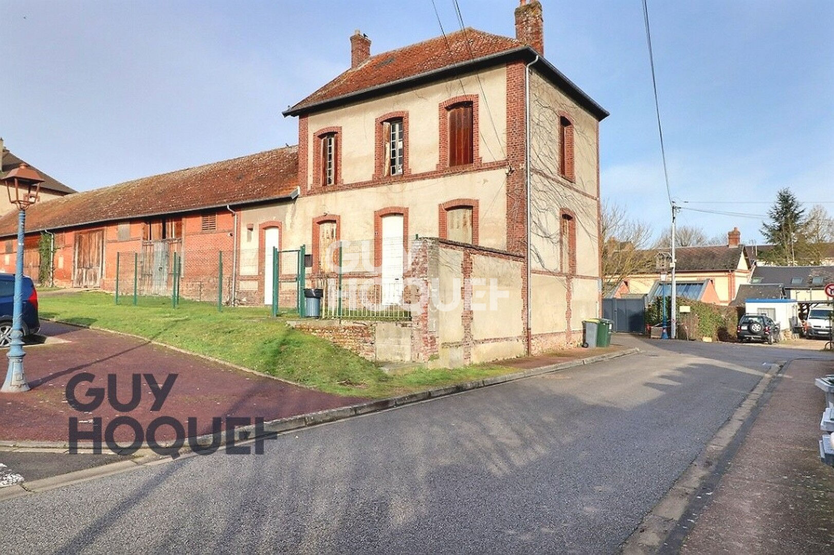 Bernay, bien situé derrière la Gare