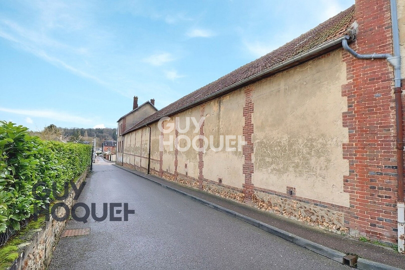 Bernay, bien situé derrière la Gare