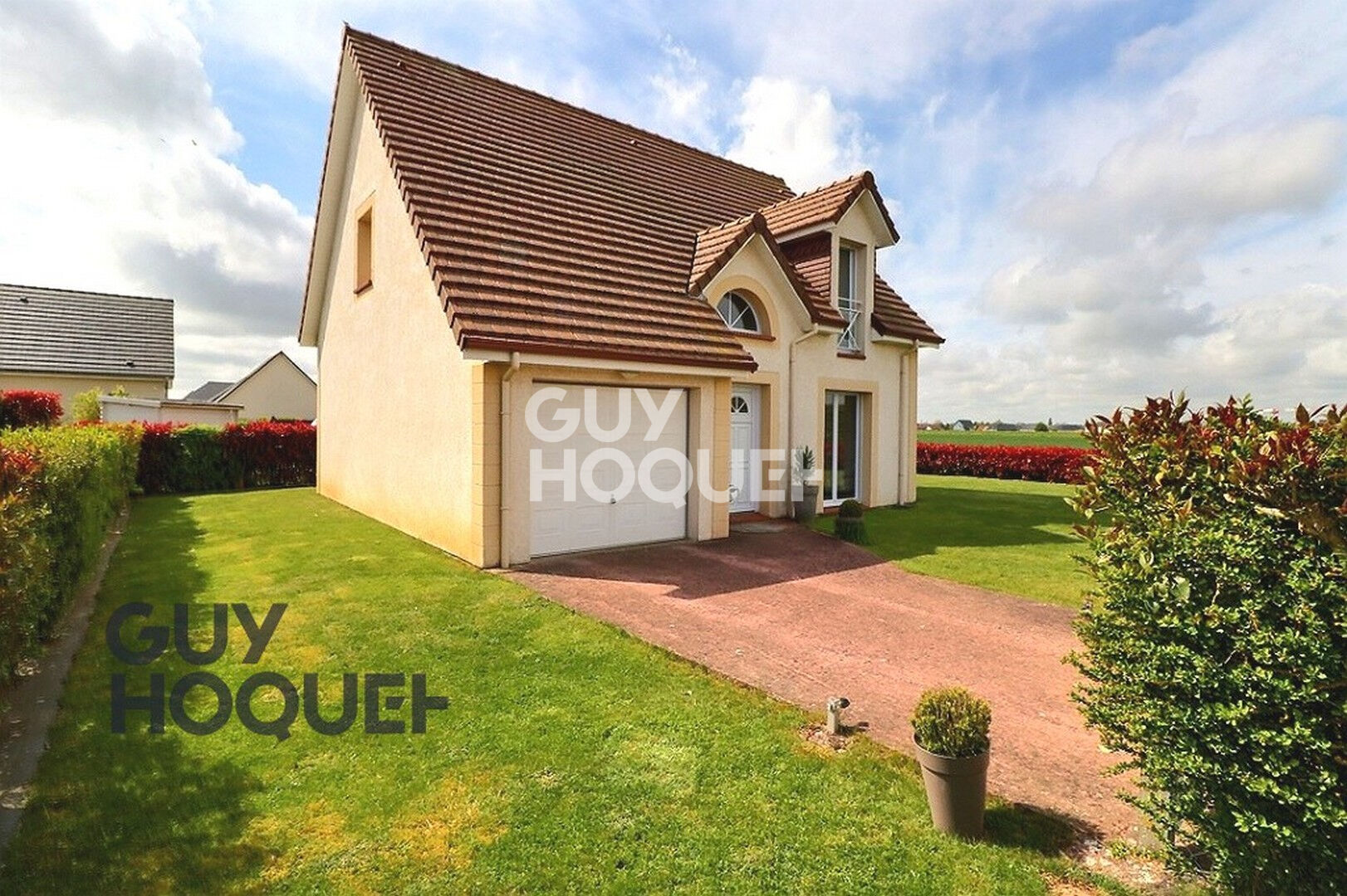 MENNEVAL, à deux pas des commerces et écoles. Secteur résidentiel