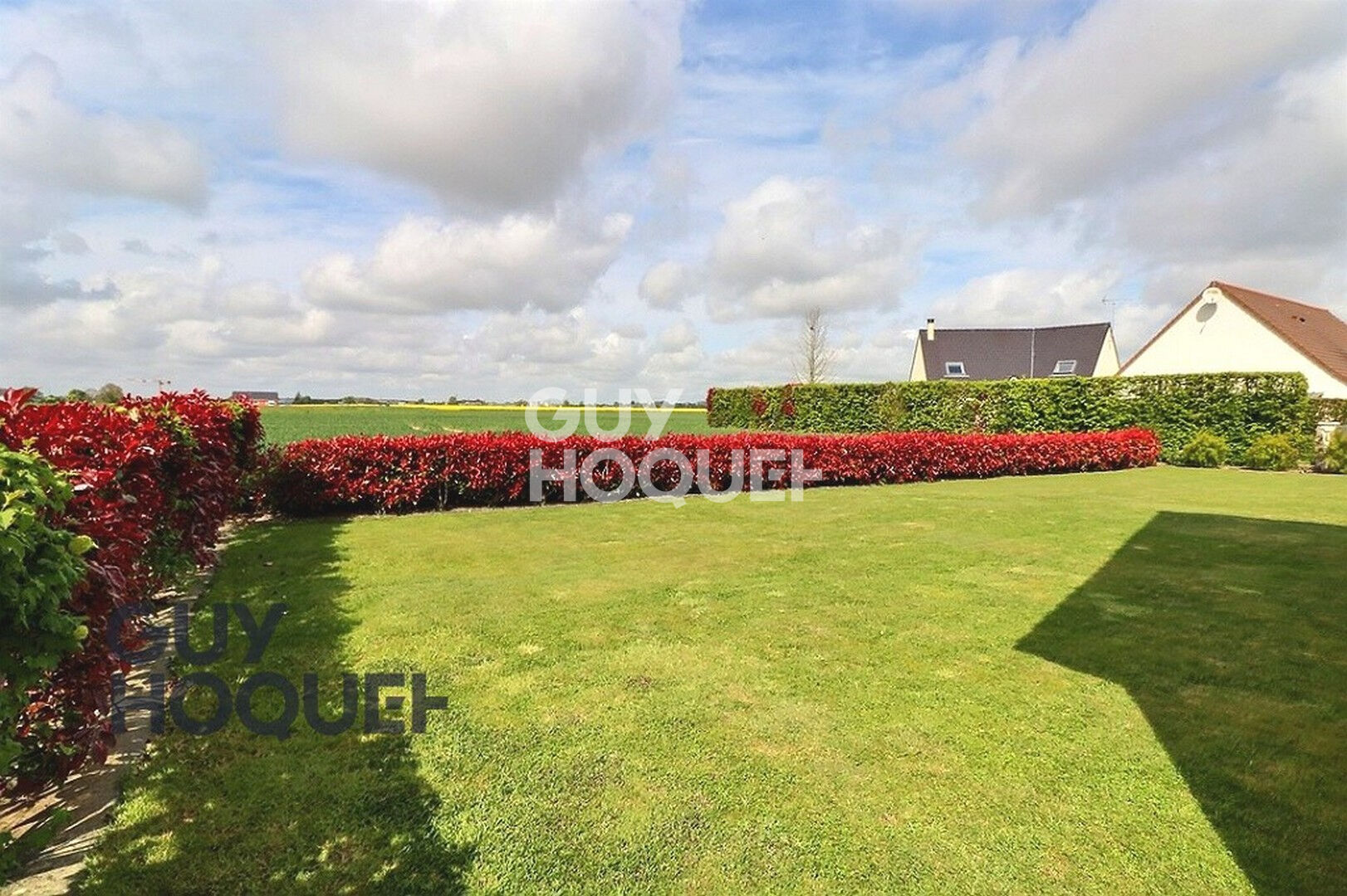 MENNEVAL, à deux pas des commerces et écoles. Secteur résidentiel