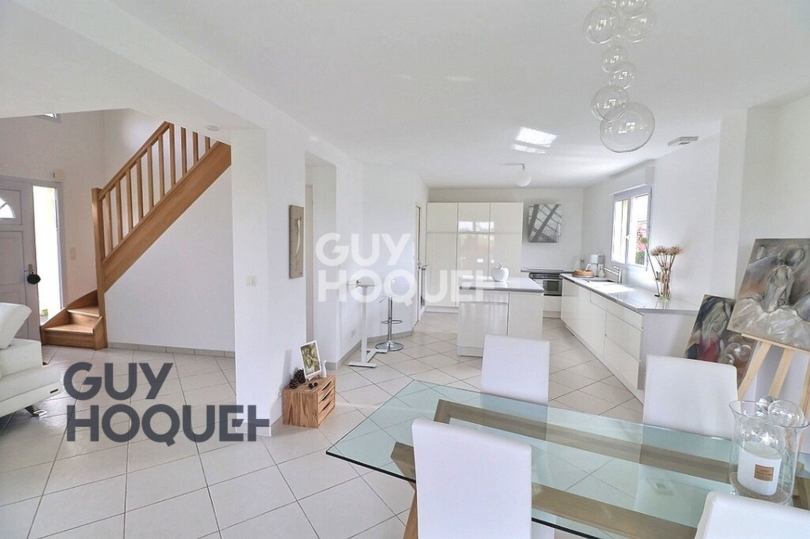 MENNEVAL, à deux pas des commerces et écoles. Secteur résidentiel