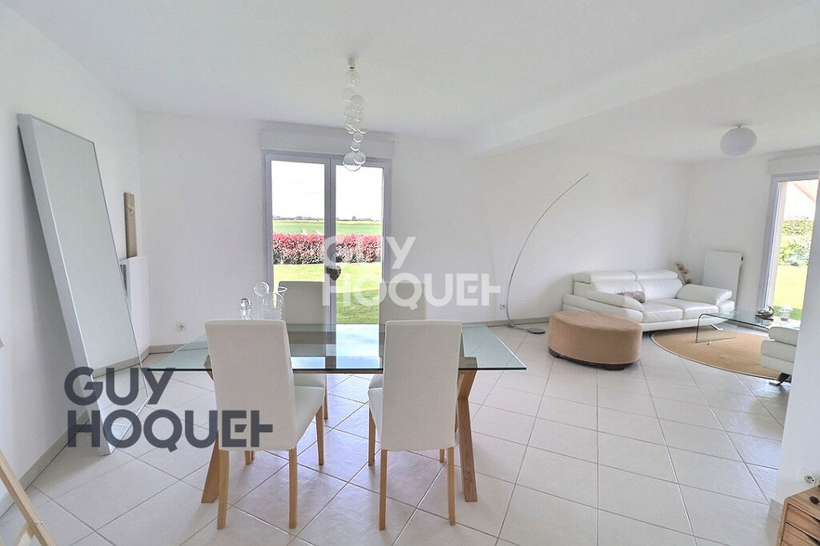 MENNEVAL, à deux pas des commerces et écoles. Secteur résidentiel