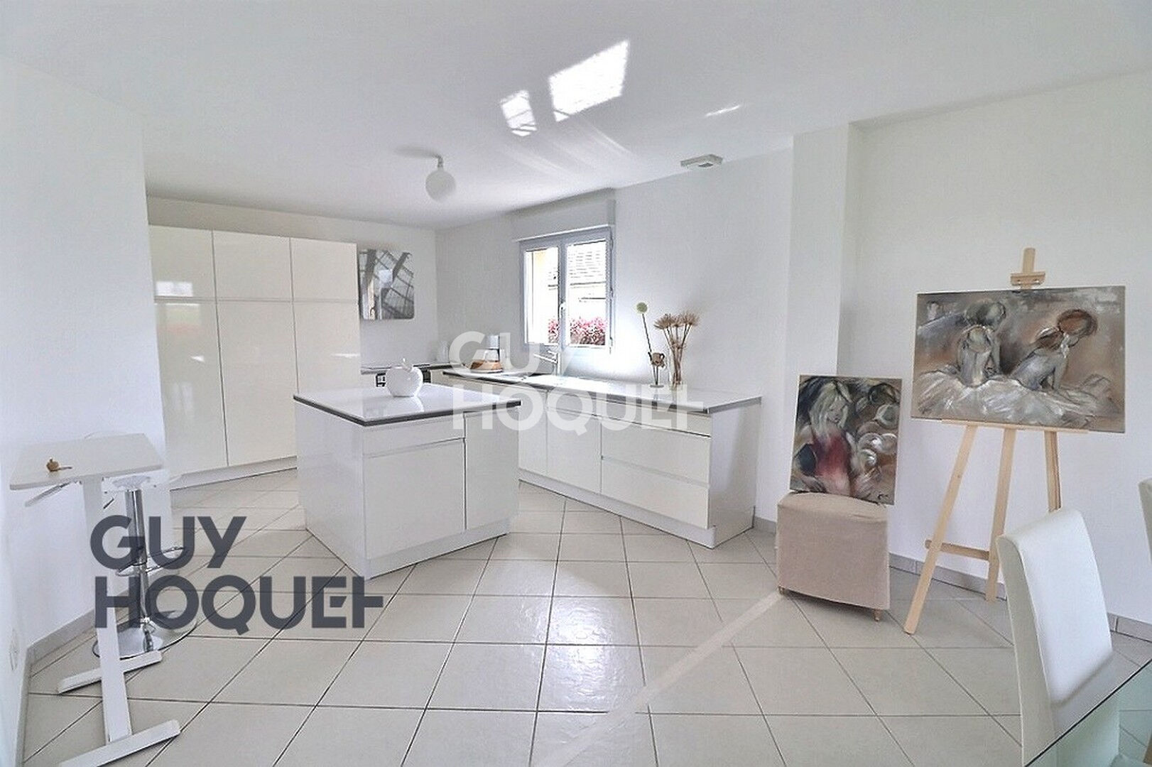 MENNEVAL, à deux pas des commerces et écoles. Secteur résidentiel