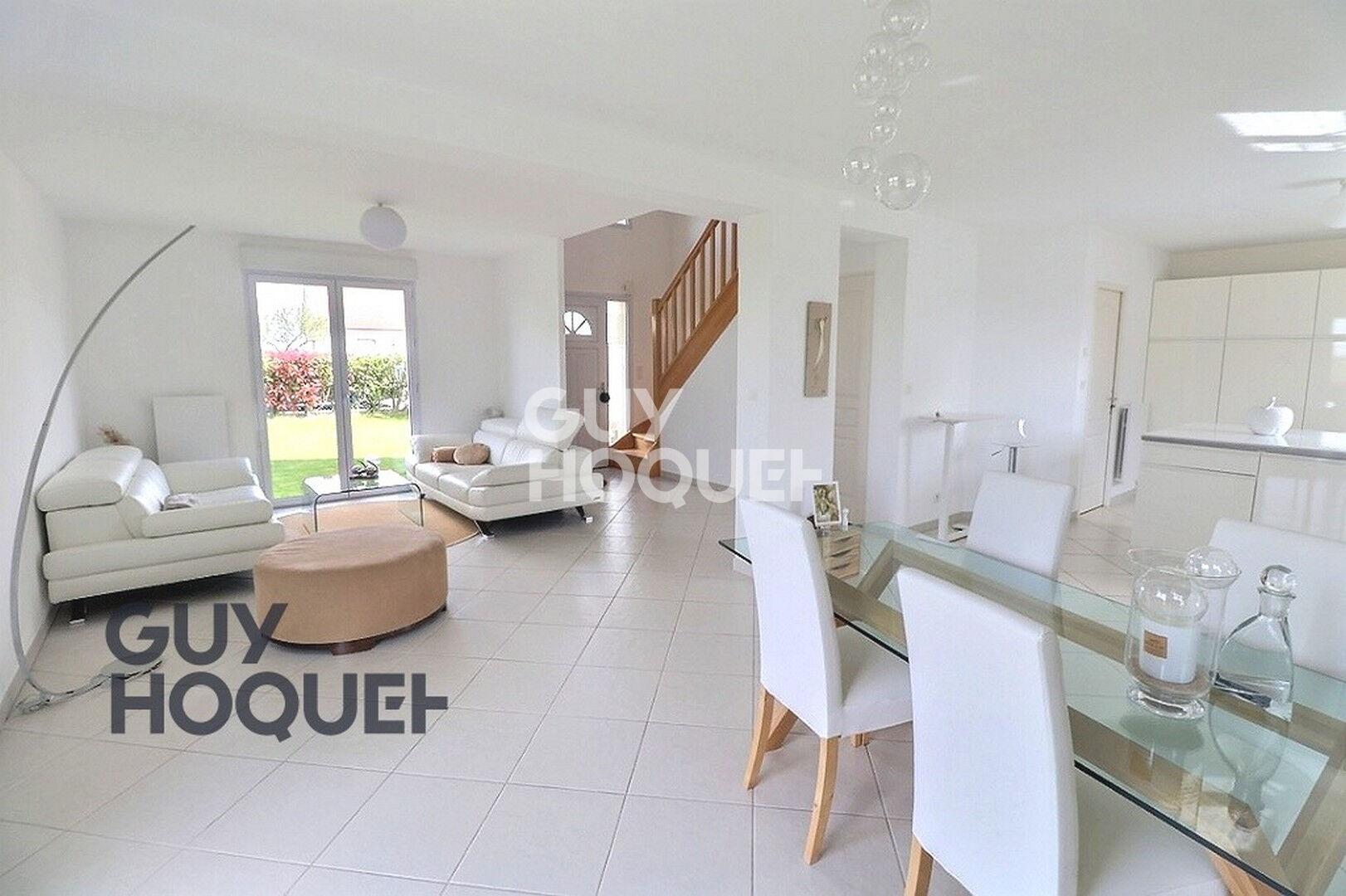 MENNEVAL, à deux pas des commerces et écoles. Secteur résidentiel