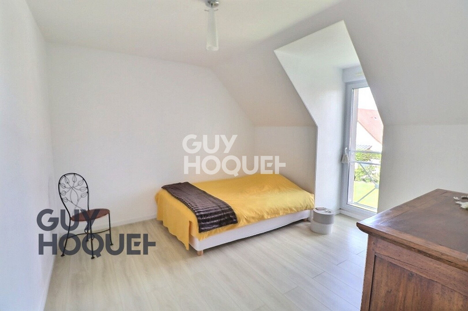 MENNEVAL, à deux pas des commerces et écoles. Secteur résidentiel