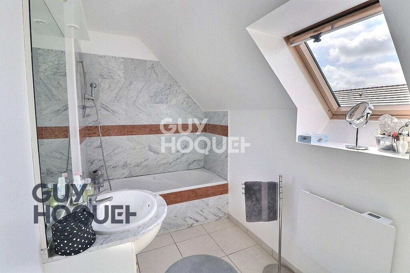 MENNEVAL, à deux pas des commerces et écoles. Secteur résidentiel