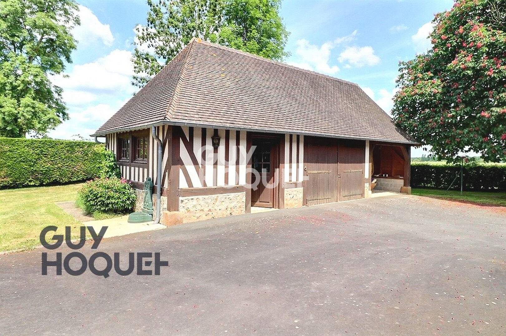 2.5km de BERNAY, centre commercial et gare