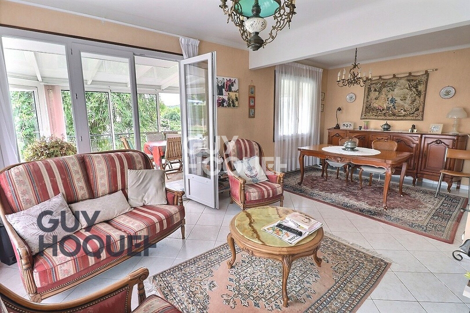 10 km de BERNAY, dans un bourg avec tous commerces