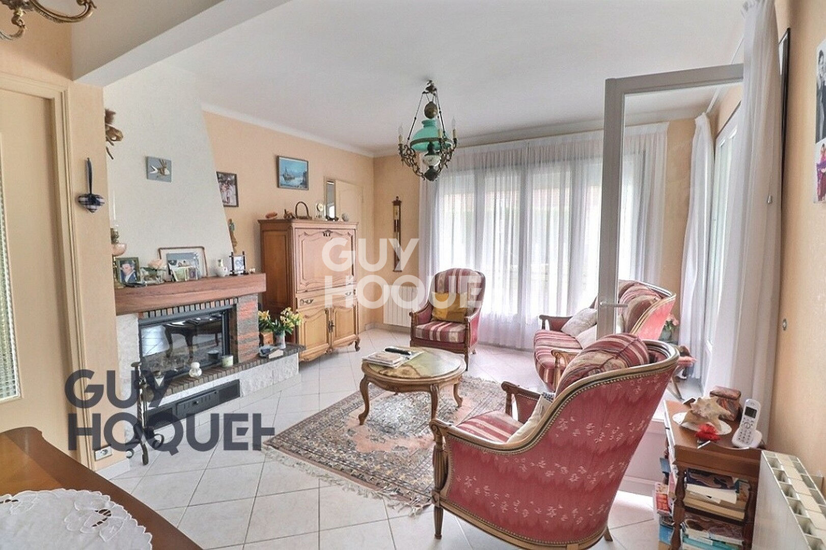 10 km de BERNAY, dans un bourg avec tous commerces