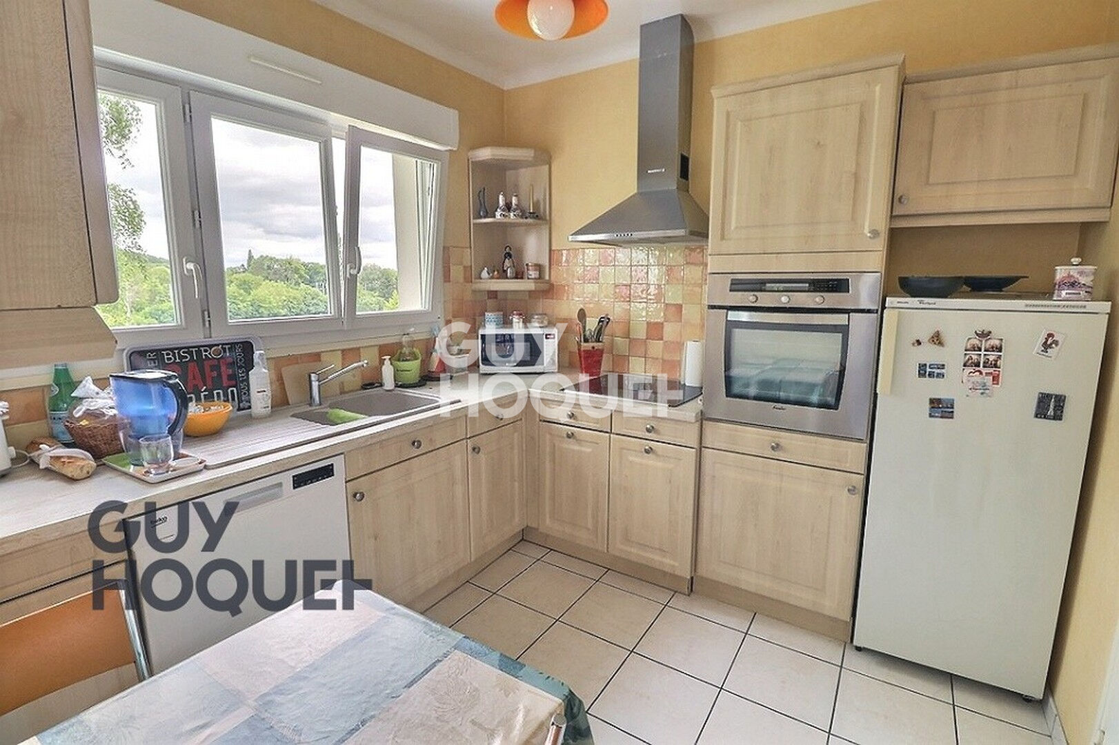 10 km de BERNAY, dans un bourg avec tous commerces