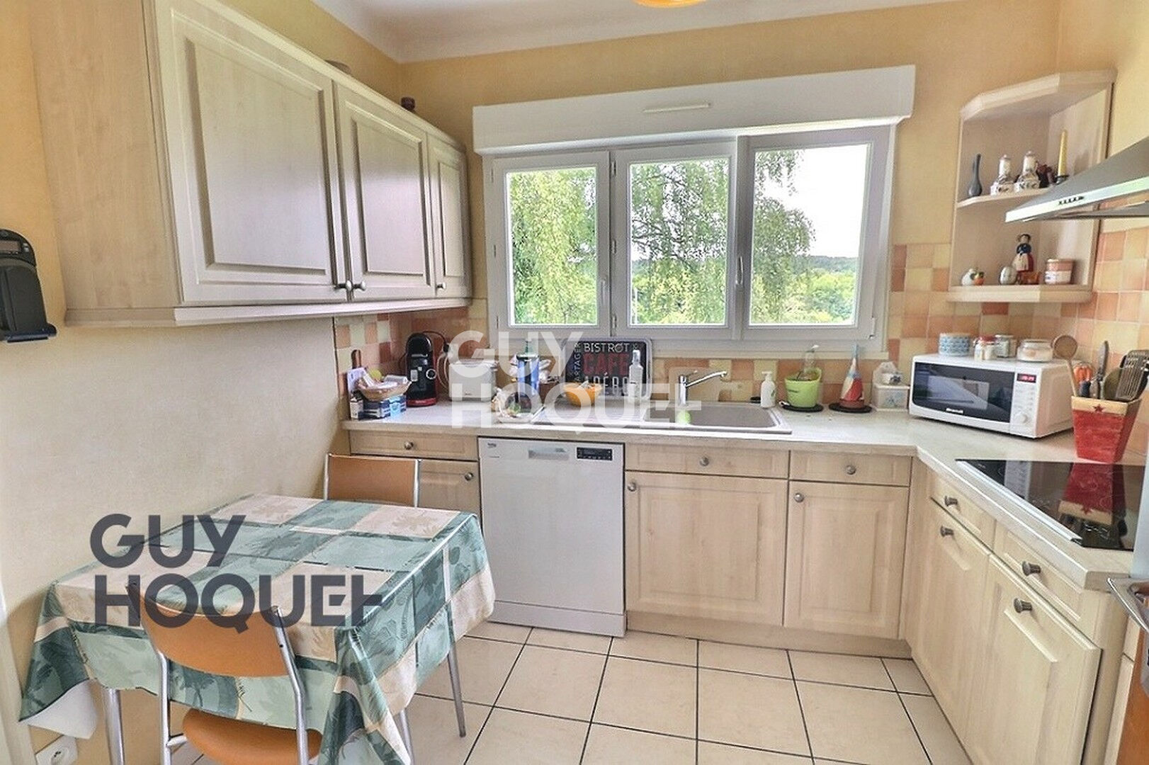 10 km de BERNAY, dans un bourg avec tous commerces