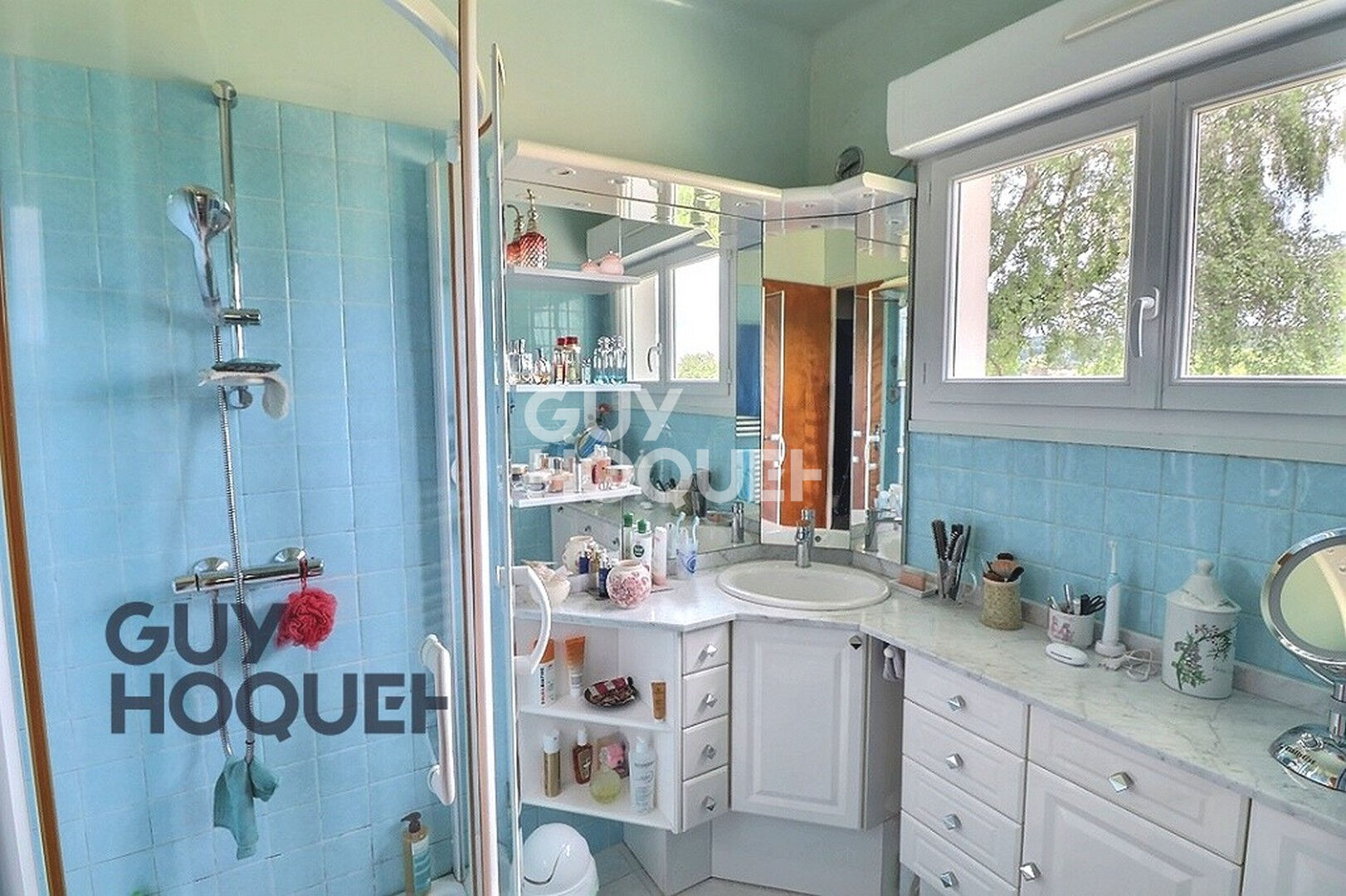 10 km de BERNAY, dans un bourg avec tous commerces