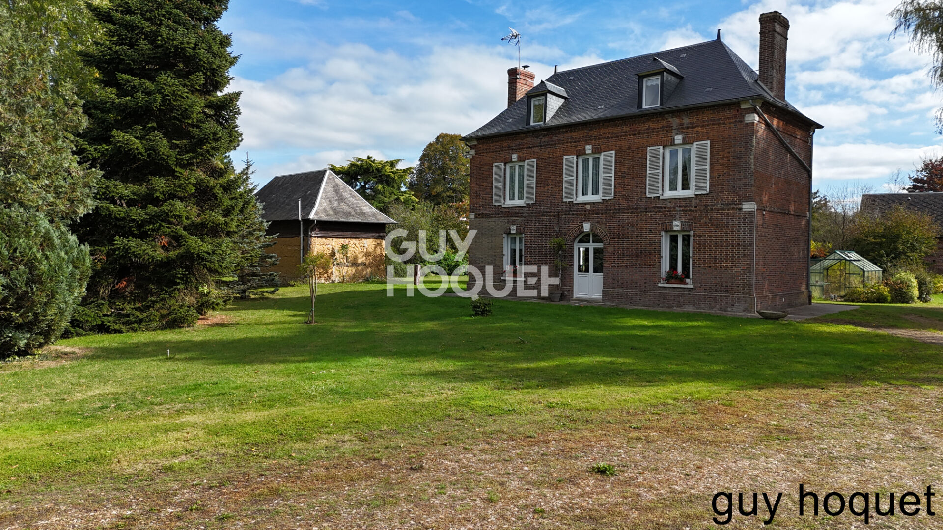 Charmante maison de caractère en briques à 10 minutes de Bernay, sur grand terrain arboré