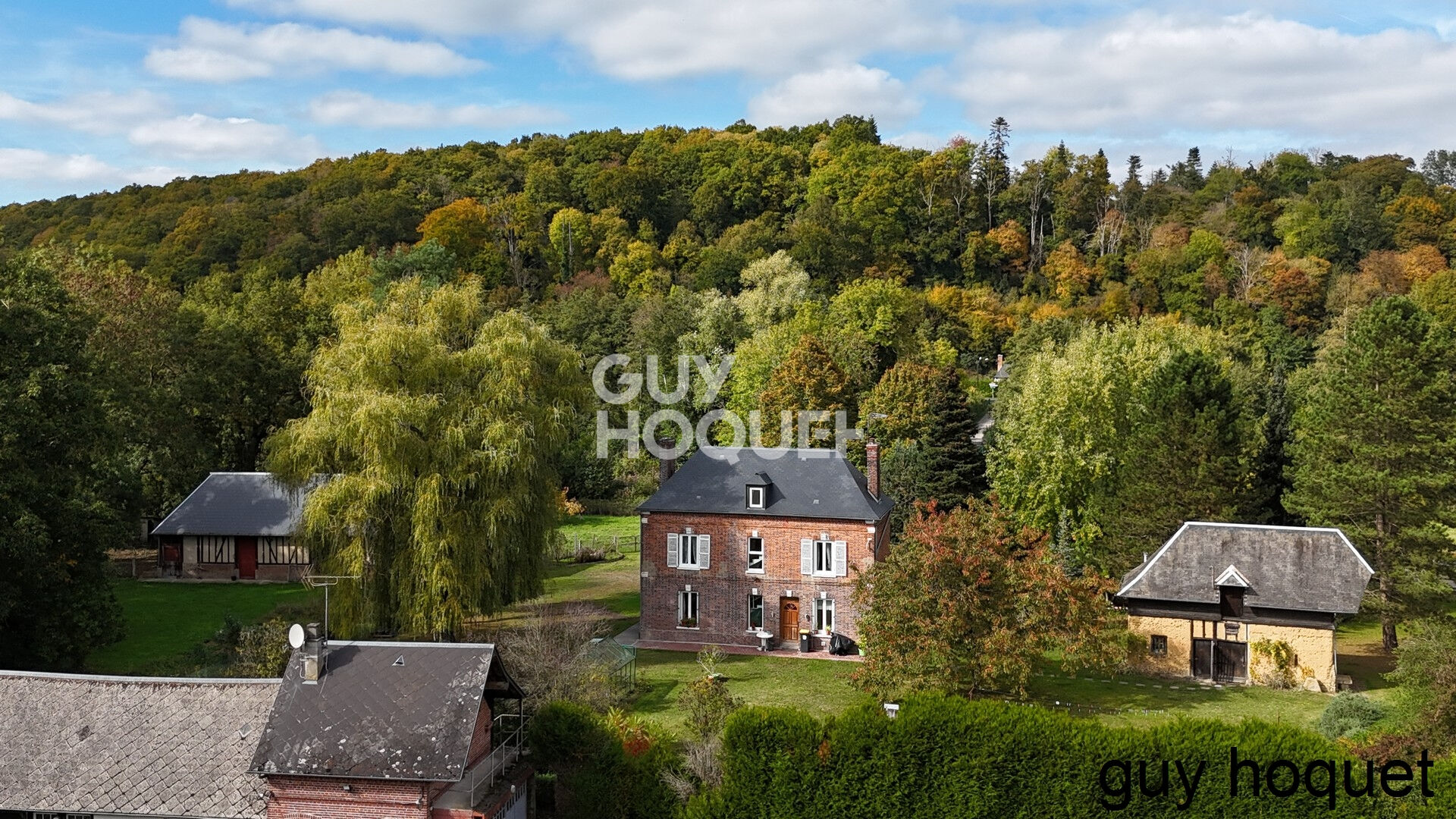 Charmante maison de caractère en briques à 10 minutes de Bernay, sur grand terrain arboré