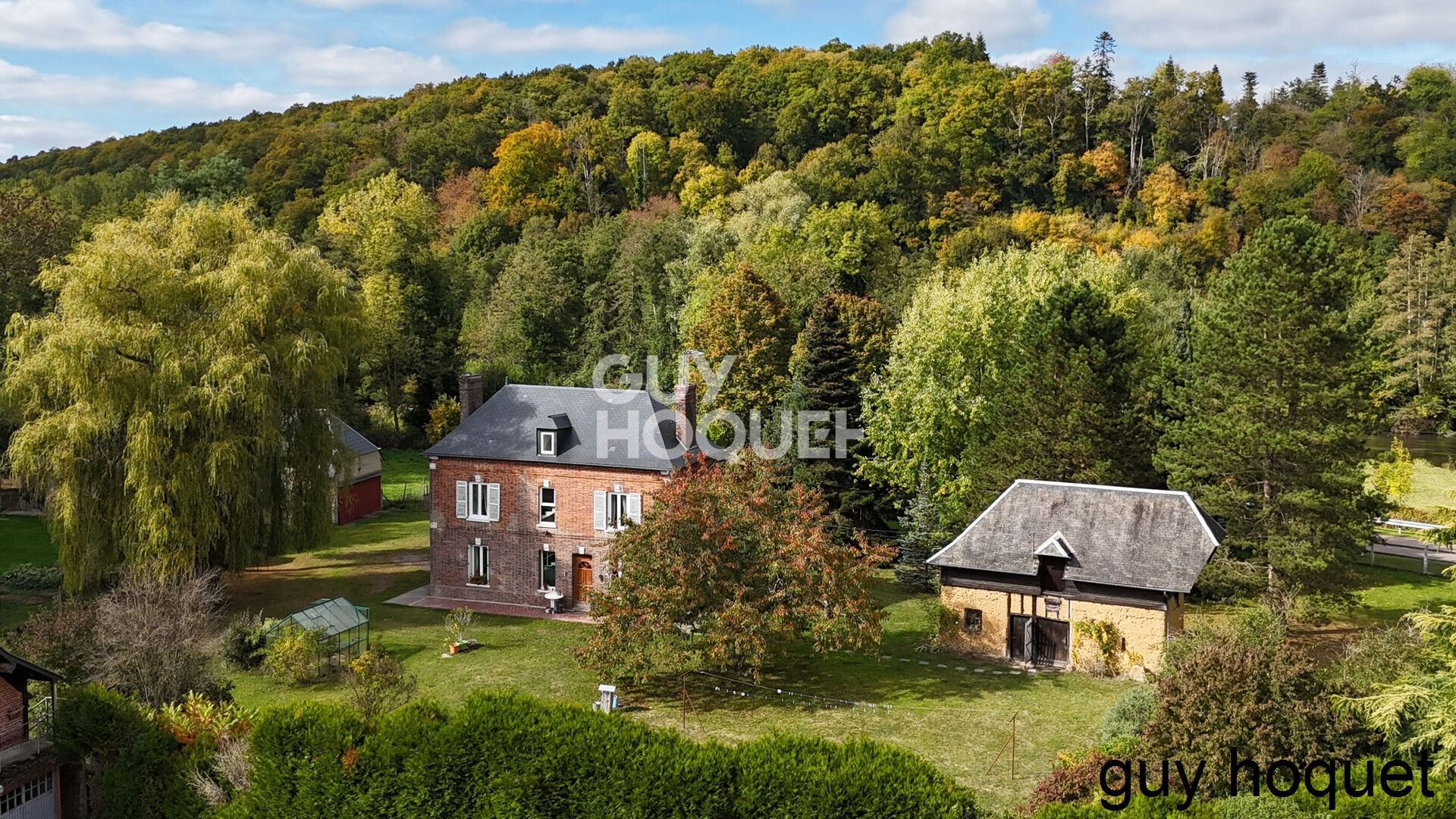 Charmante maison de caractère en briques à 10 minutes de Bernay, sur grand terrain arboré