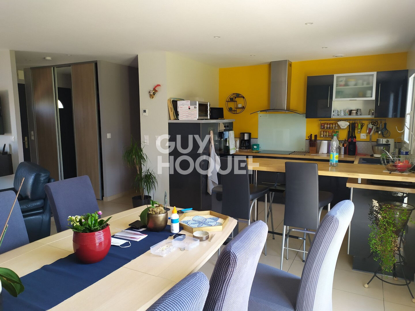 5 minutes de Bernay et des commodités en voiture, tout à proximité, endroit calme