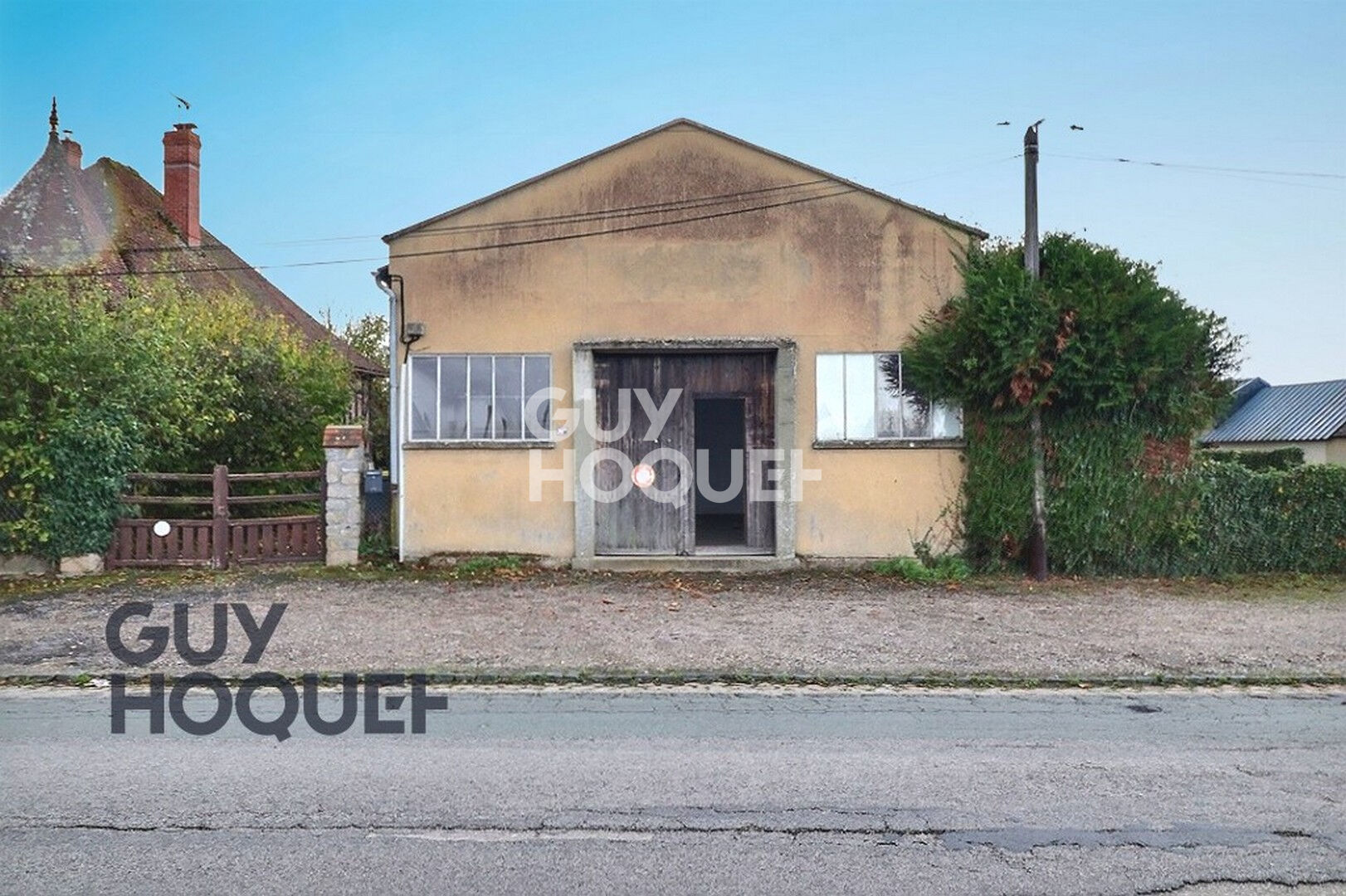 Mesnil en Ouche (Beaumesnil) au coeur du centre bourg avec commerces.