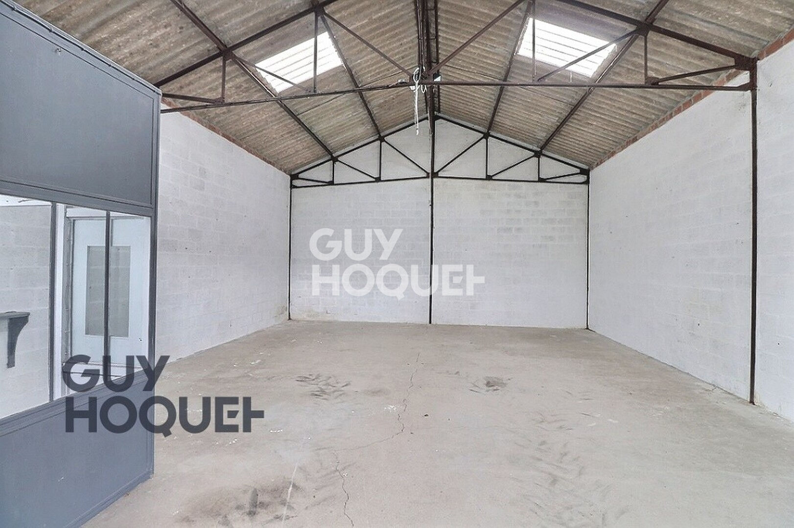 Mesnil en Ouche (Beaumesnil) au coeur du centre bourg avec commerces.