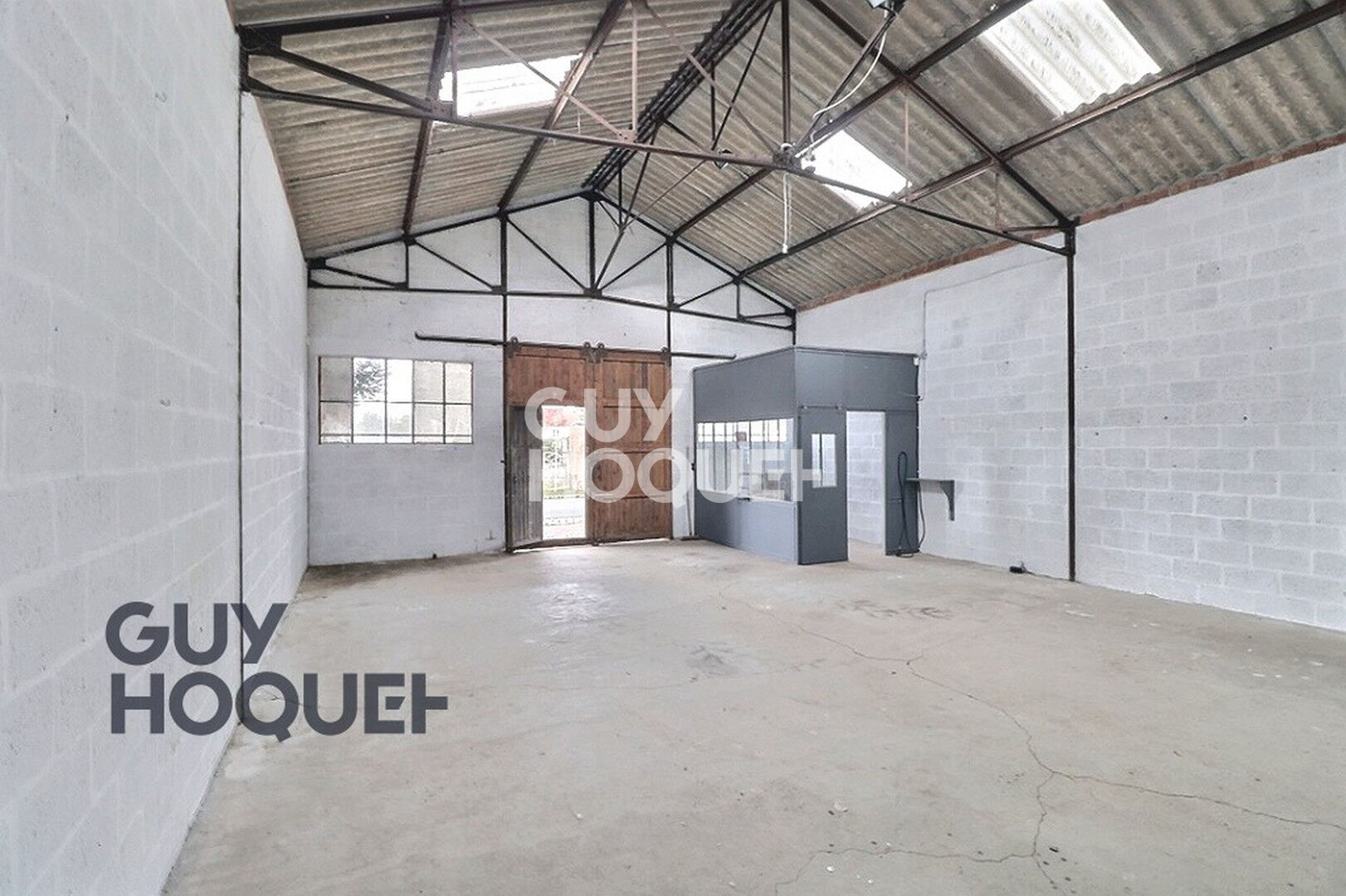 Mesnil en Ouche (Beaumesnil) au coeur du centre bourg avec commerces.