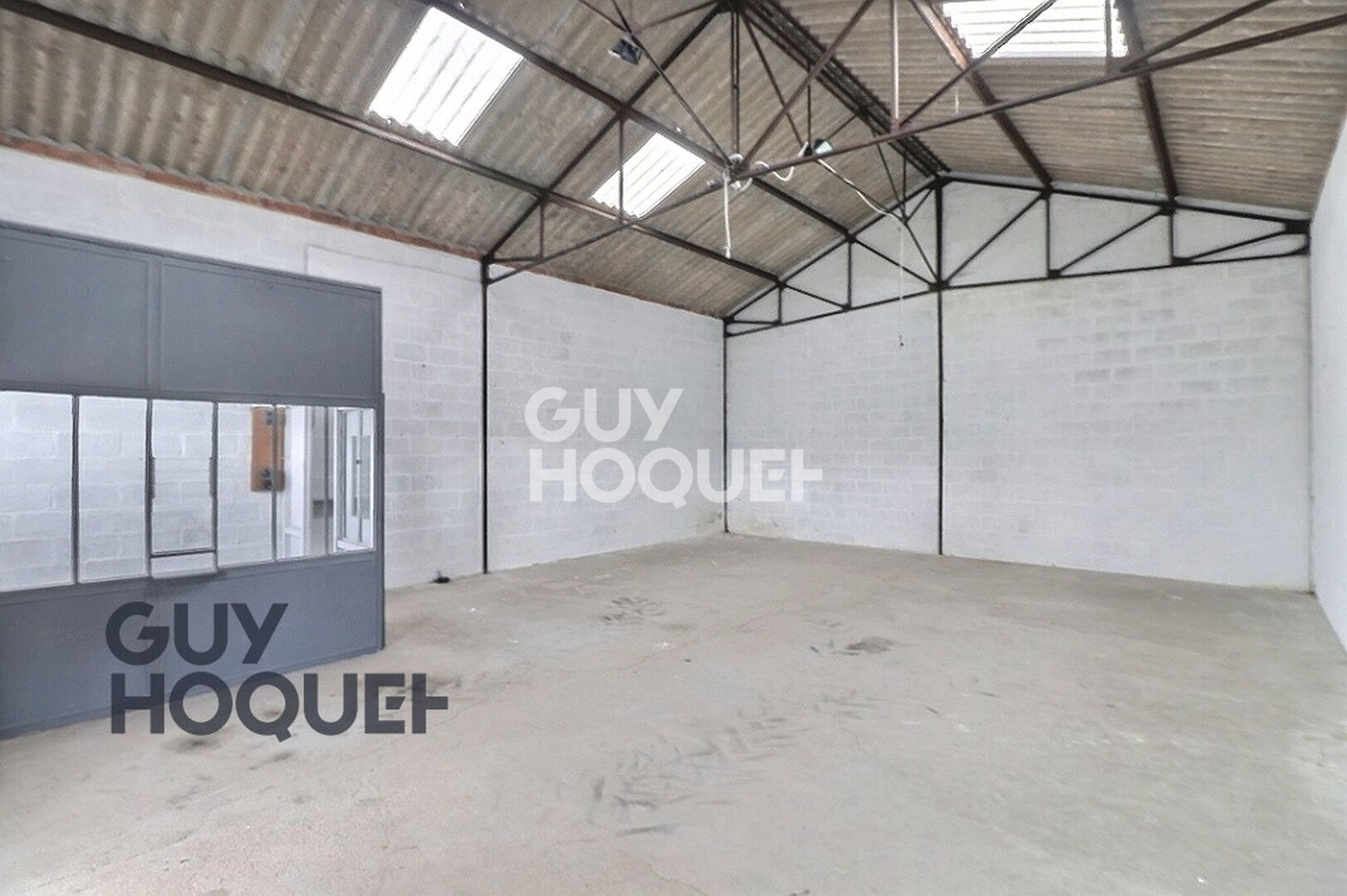 Mesnil en Ouche (Beaumesnil) au coeur du centre bourg avec commerces.