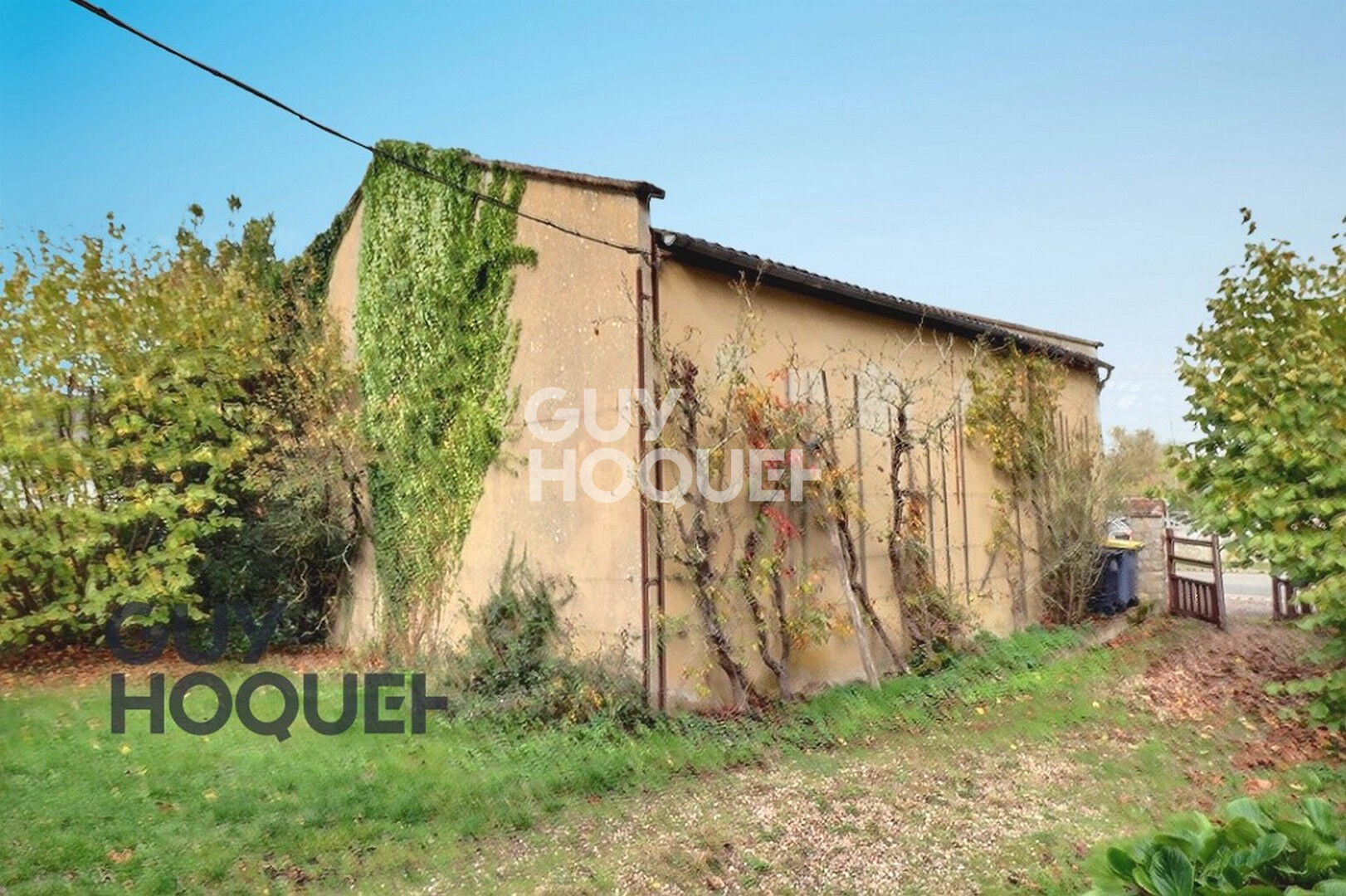Mesnil en Ouche (Beaumesnil) au coeur du centre bourg avec commerces.