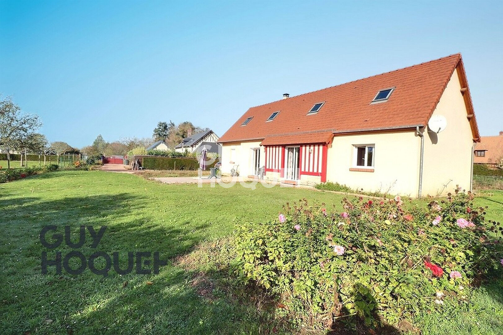 Menneval, hors lotissement, centre Leclerc à pied et au calme.