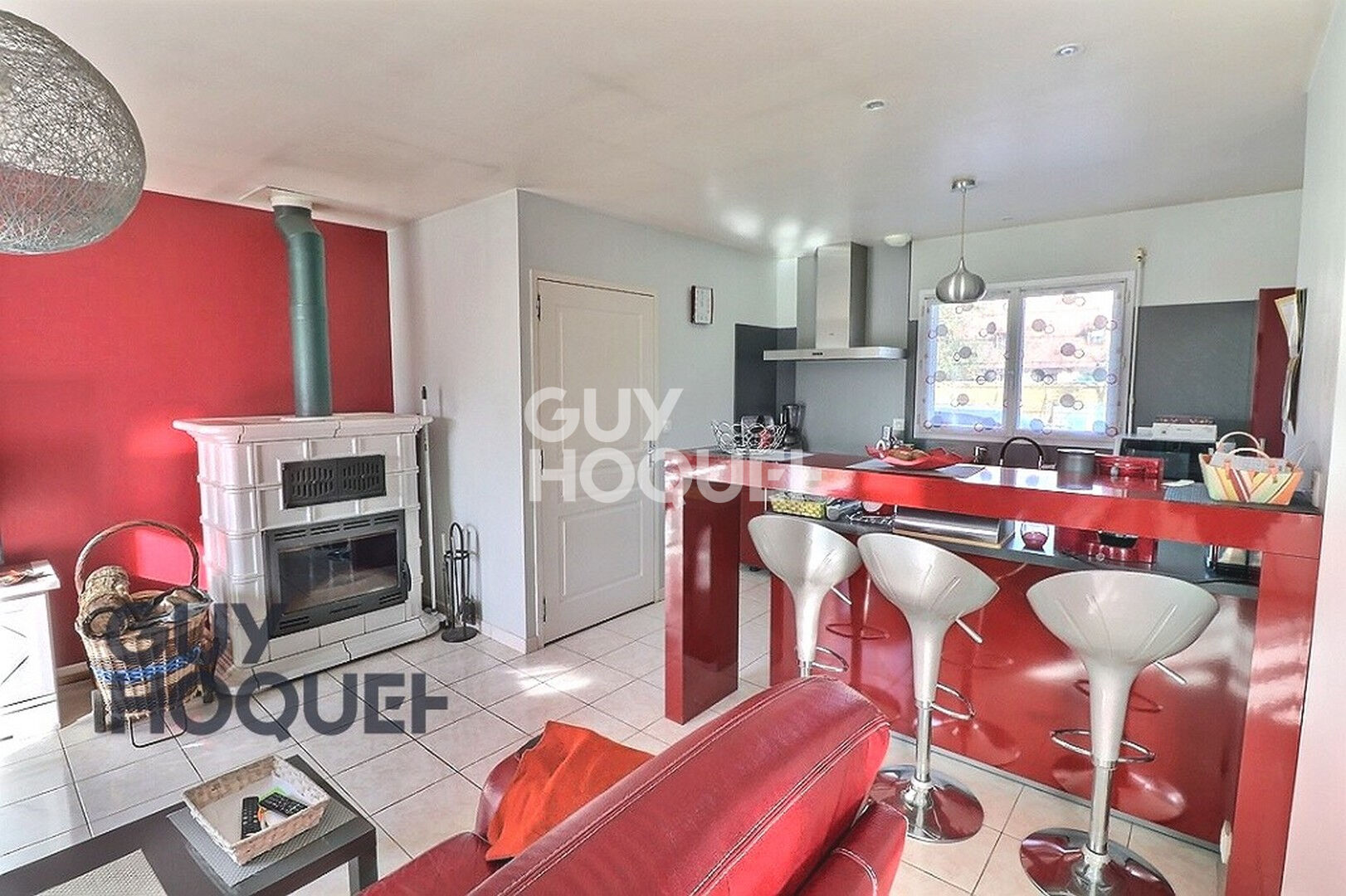 Menneval, hors lotissement, centre Leclerc à pied et au calme.