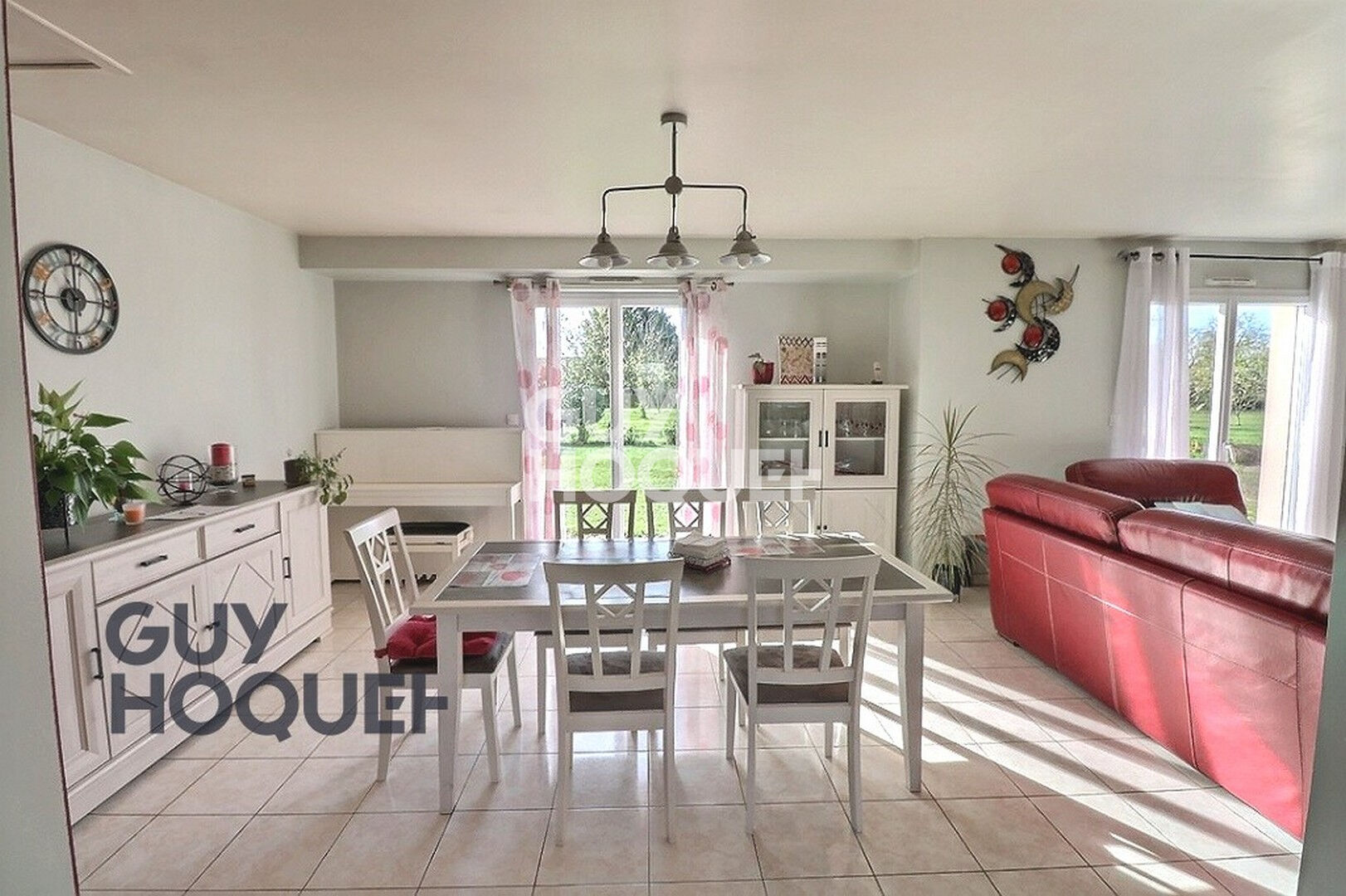 Menneval, hors lotissement, centre Leclerc à pied et au calme.