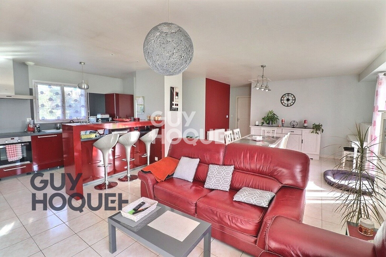 Menneval, hors lotissement, centre Leclerc à pied et au calme.