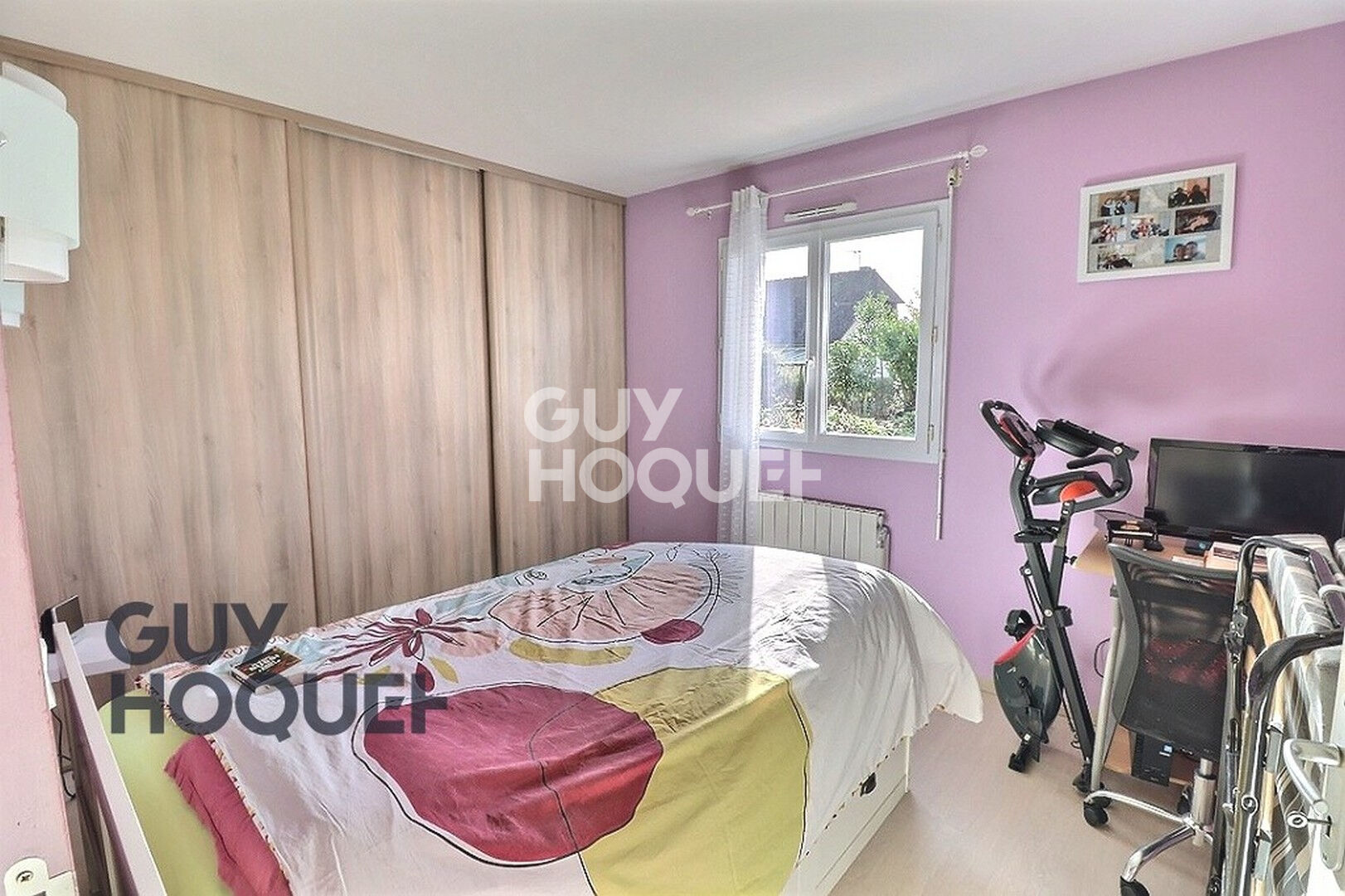 Menneval, hors lotissement, centre Leclerc à pied et au calme.