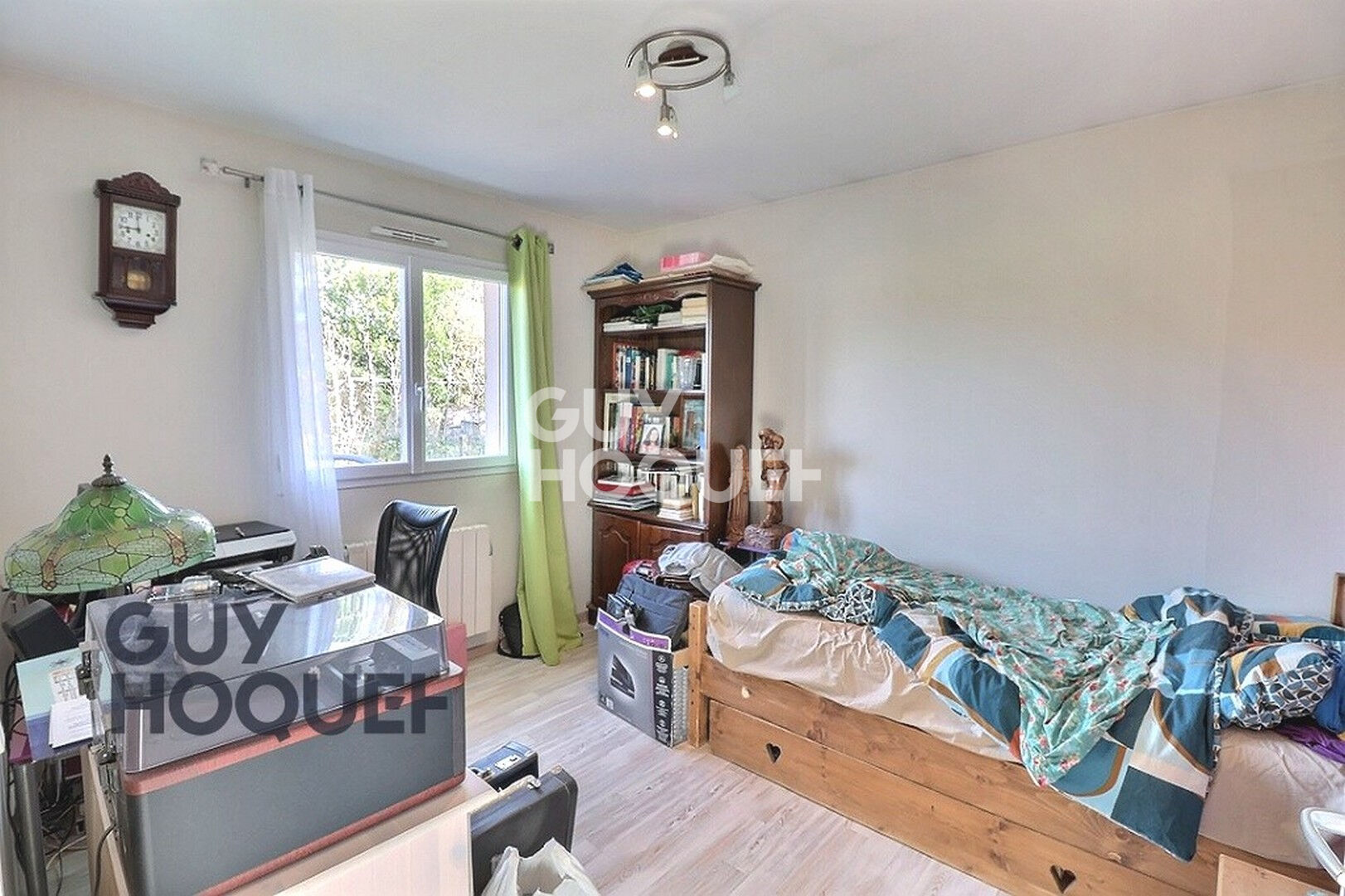 Menneval, hors lotissement, centre Leclerc à pied et au calme.